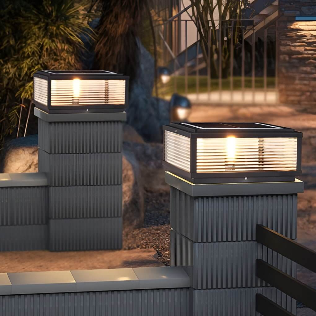 Quadratische Außen-Sockelleuchte mit Riffelglas und Aluminiumgehäuse für Gartenweg und Einfahrt | Restfield